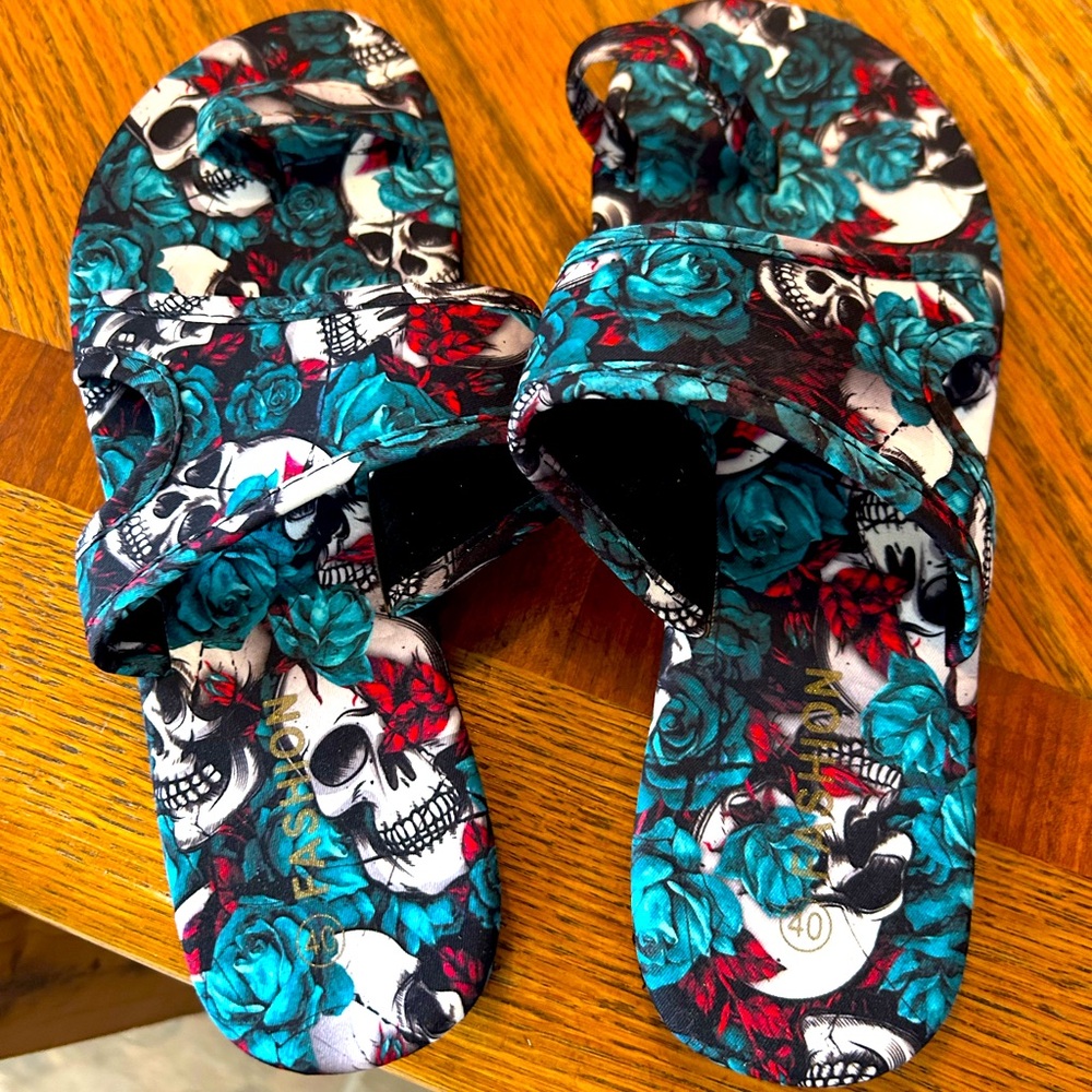 New .Skull and Rose Patterned Sandals
